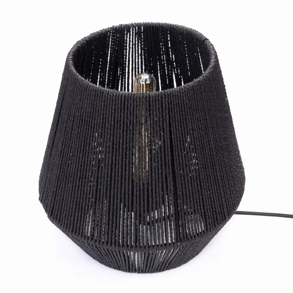 Stående flettet strenglampe i sort, sett ovenfra med synlig glødepære og ledning ut på siden.