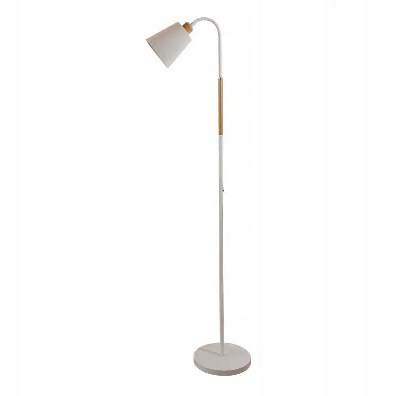 Hvit gulvlampe med rette metall-linjer, runde skjerm og lyse tredetaljer, sideprofil mot nøytral bakgrunn.