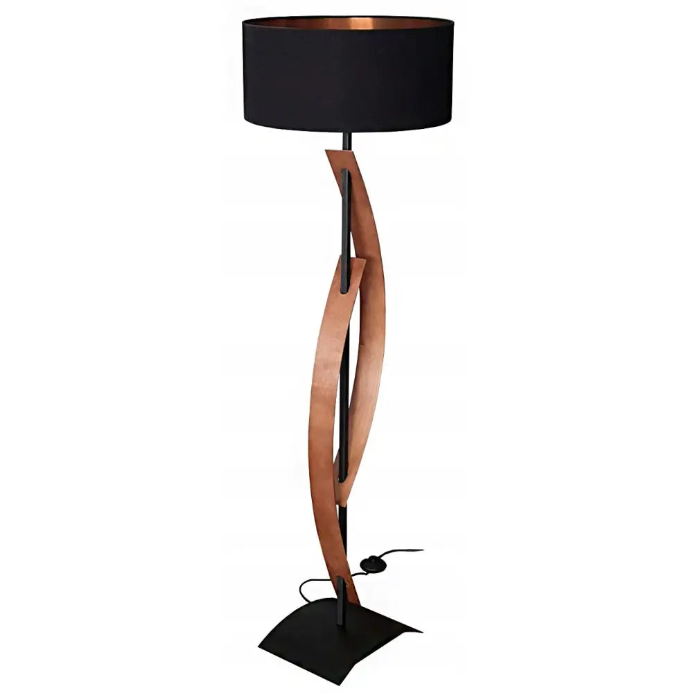 Stående gulvlampe med sort sylinderformet skjerm, kobberdetaljer og synlig strømkabel ved basen.