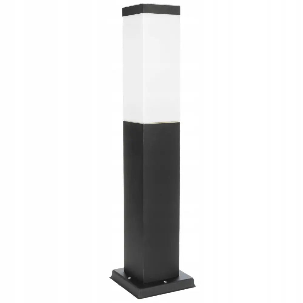 Stående hage lampe søyle, svart og hvit firkantet design med sokkel og skrå forside, moderne stil.