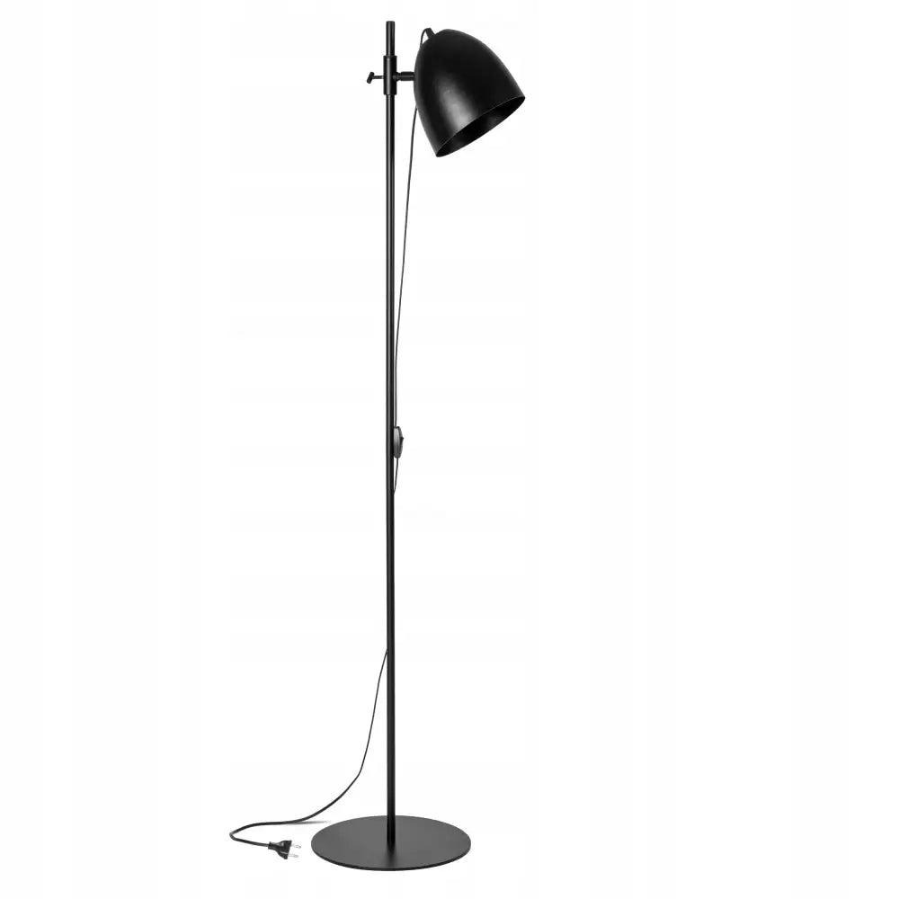 Stående justerbar loft LED gulvlampe i sort metall med rund fot, synlig ledning og bryter, sidevisning.