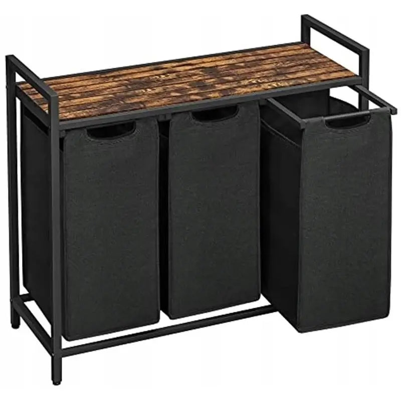 Stående kleskurv for undertøy med tre rom, sort metallramme og mørk treplate sett fra skrå vinkel.