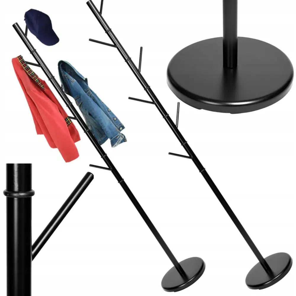 Stående klesstativ i svart metall, sidevisning med klær og lue hengt på skrå hengere.