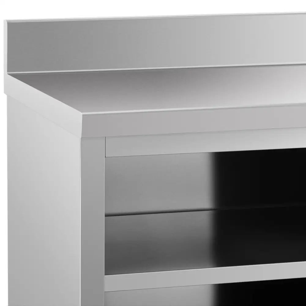 Stående rustfritt skap, nærbilde av hjørne med blank sølvfarget overflate og markerte rette linjer.