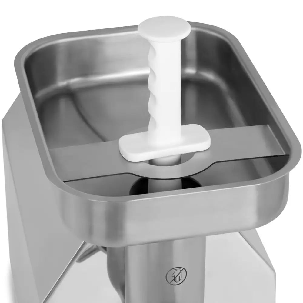 Kjøttkvern i rustfritt stål, toppvisning med hvit plasthendel og detaljerte gripefelt på det glatte metallet.