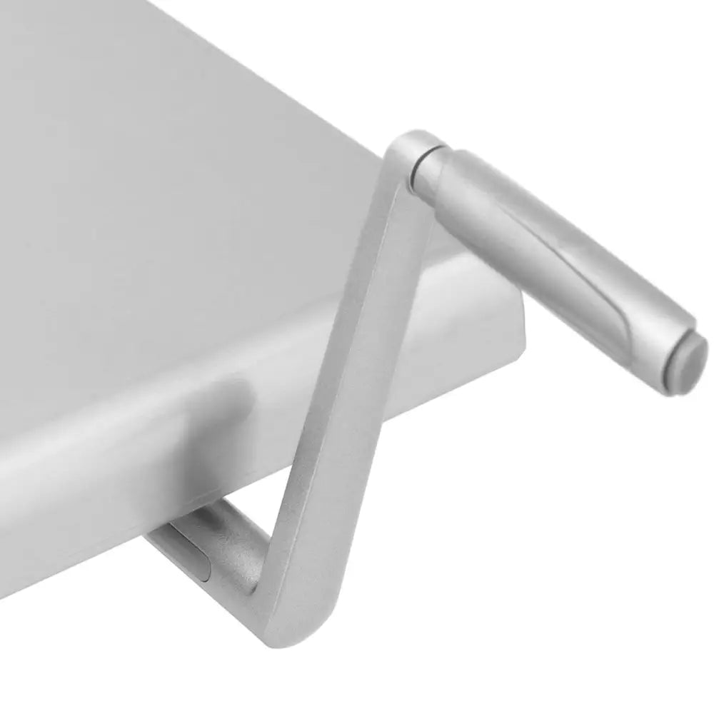 Stål gastronomisk bord, detalj av sølvfarget metallhåndtak med minimalistisk design festet til kanten.