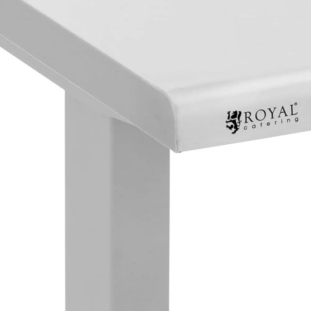 Stål gastronomisk bord, nærbilde av hjørne med Royal Catering-logo og skinnende overflate, sett fra skrå vinkel.