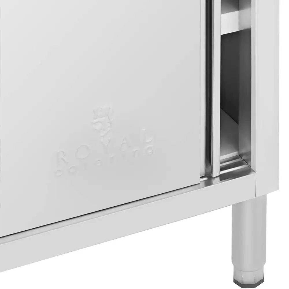 Stål gastronomisk bord, nærbilde av skapets nedre hjørne med innfelt håndtak og robuste ben.