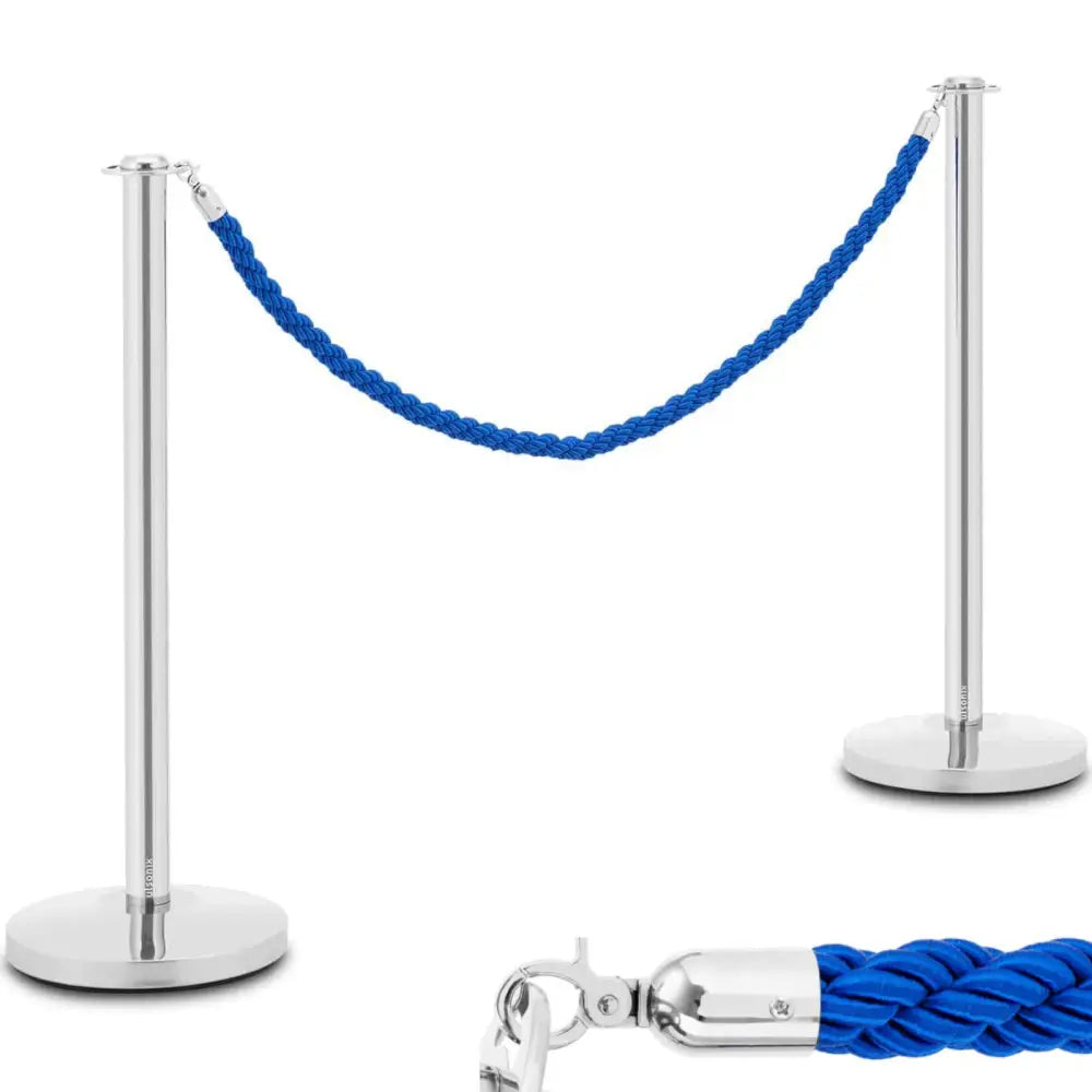 Stål hotell avsperringsstolper i sølv, forbundet med blått tau og detalj av metallkrok mot hvit bakgrunn.