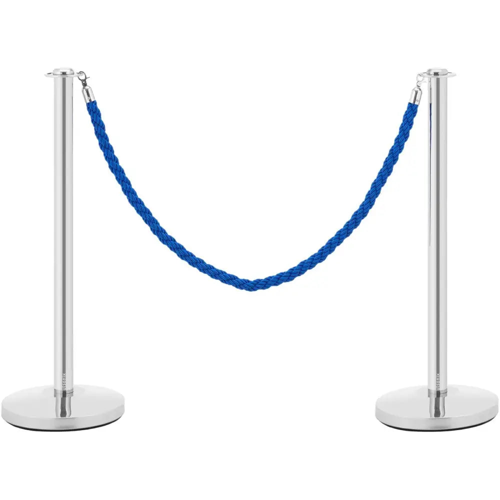 Stål hotell avsperringsstolper i sølv med blå flettet tau, to stk sett rett forfra mot hvit bakgrunn.