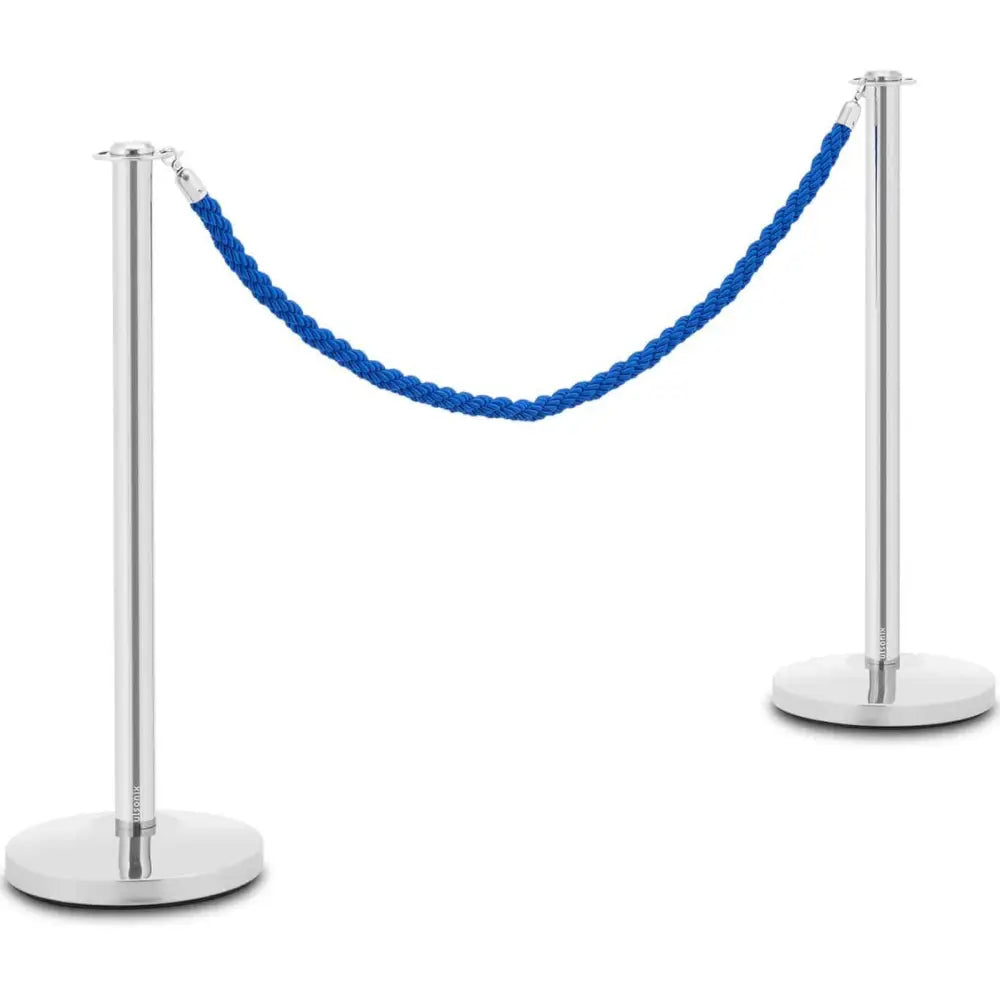 Stål hotell avsperringsstolper i sølv, frontvisning med blå flettet tau mellom to stolper på hvit bakgrunn.