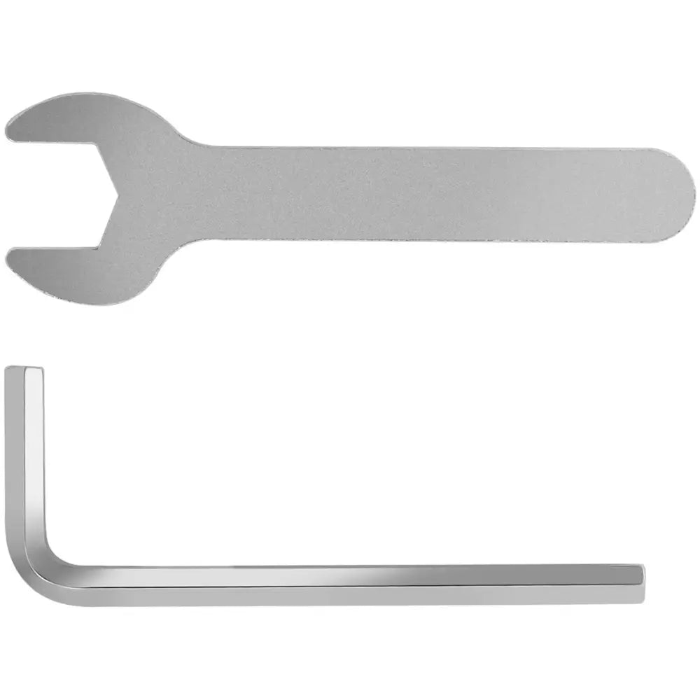 Sølvfarget fastnøkkel og L-formet unbrakonøkkel i metall, sett ovenfra mot hvit bakgrunn.