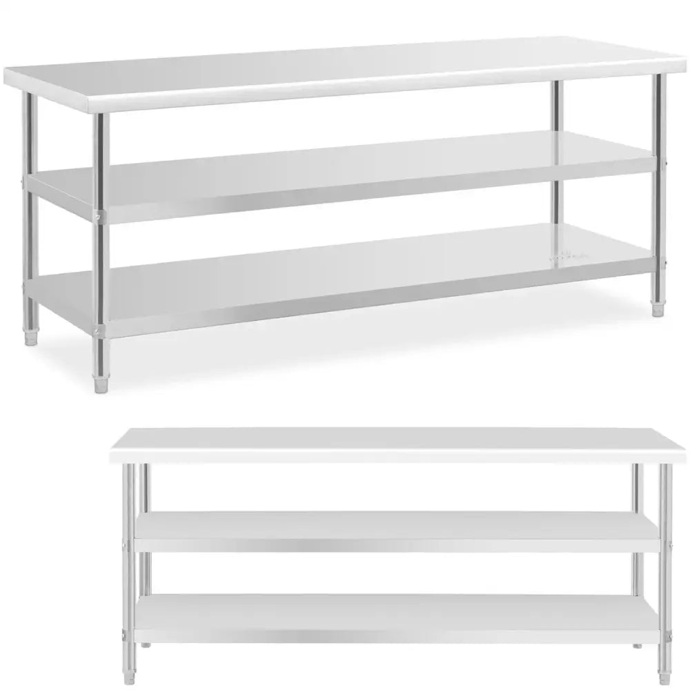 Stål kjøkkenbord med to åpne hyller, sett skrått forfra mot hvit bakgrunn, viser hele bordets design.