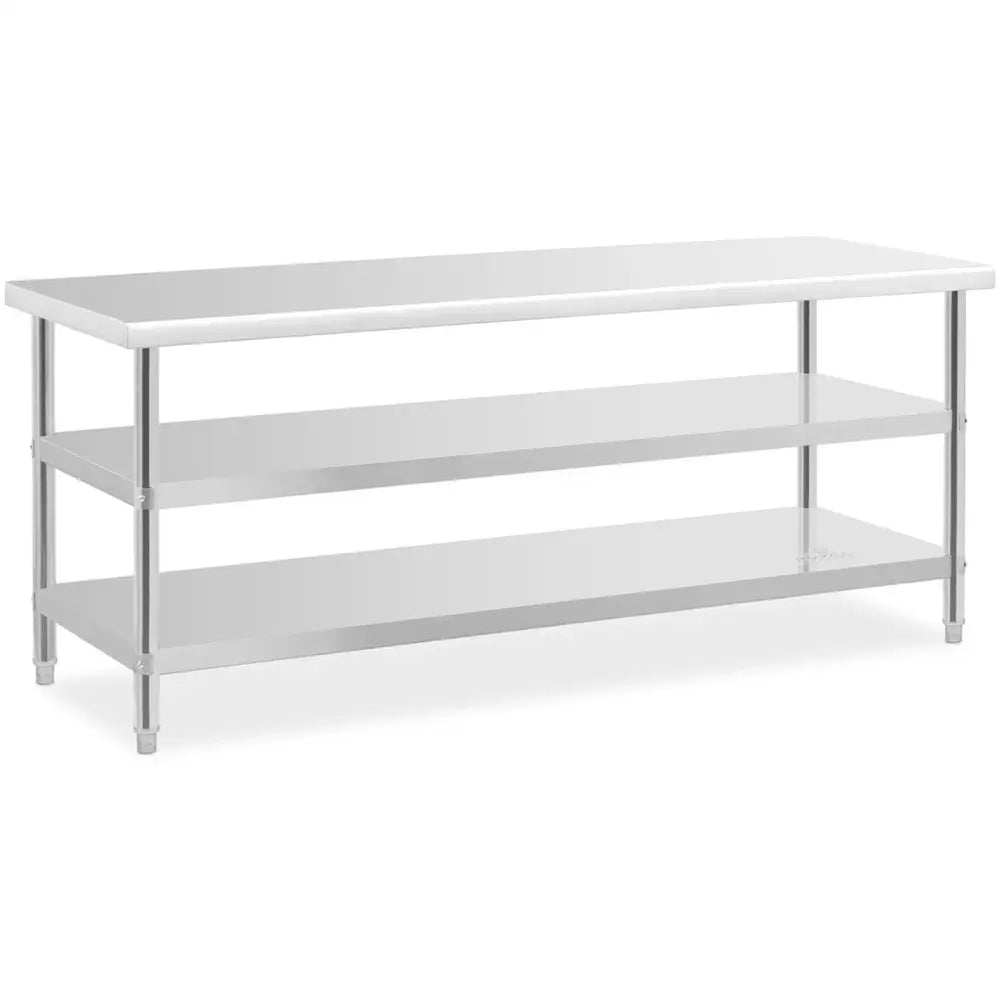 Stål kjøkkenbord med to åpne hyller, vist fra skrå høyrevinkel, fremhever den glatte overflaten og solide ben.