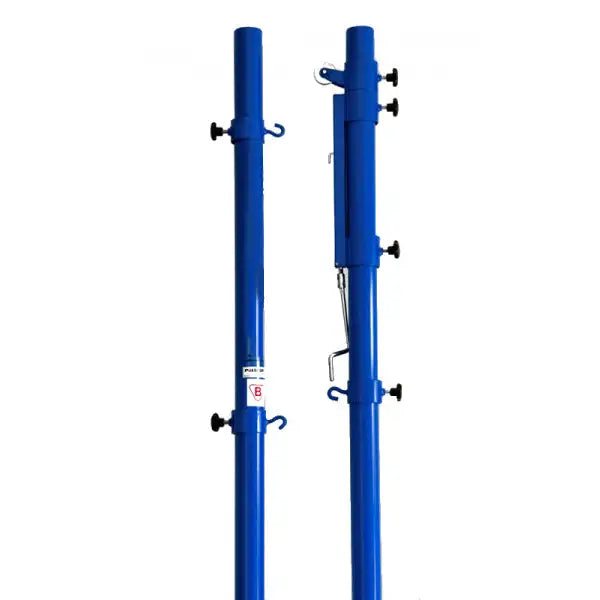 Stål volleyball stolper i blått, sett forfra og fra siden med tydelige justeringshåndtak og låseskruer.