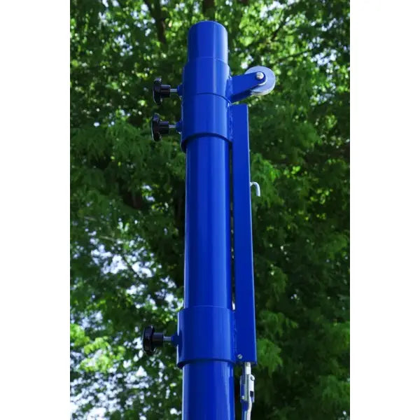 Stål volleyballstolpe, nærbilde av blå lakkert stang med sorte justeringsskruer og sølvfarget hengsel.