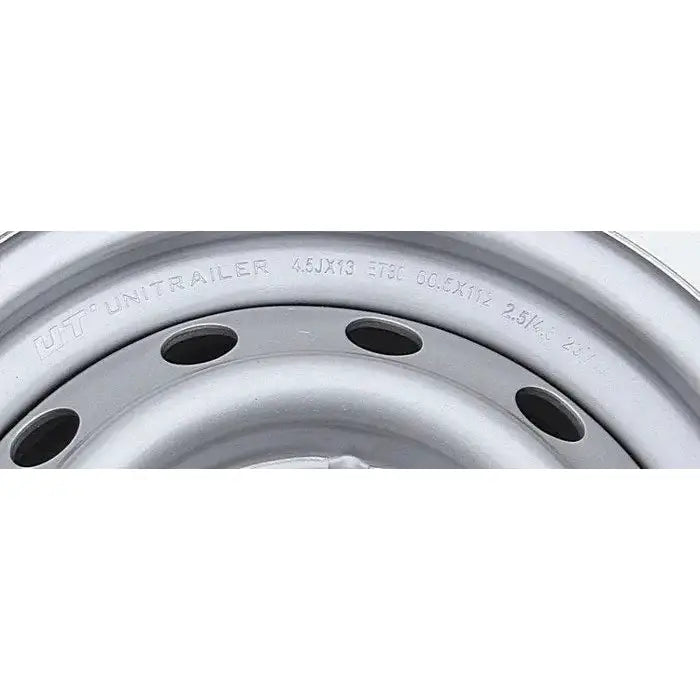 Stålfelg til hengere, nærbilde som viser ventilasjonshull, matt sølvfinish og inngravert teknisk info langs kanten.