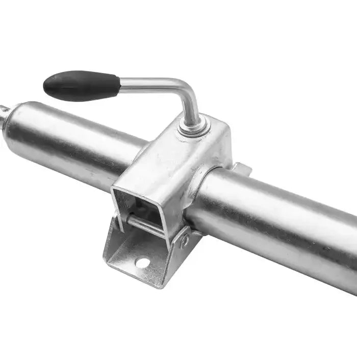 Stålklemme for støttehjul 48 mm, nærbilde fra siden med sort plastgrep og firkantet festebrakett.