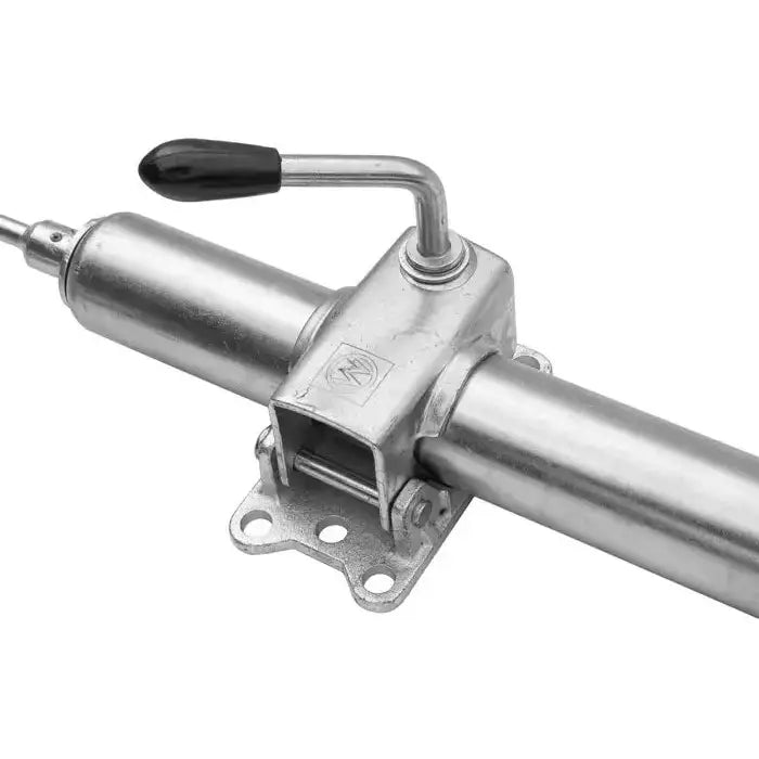 Stålklemme for støttehjul 48 mm, skrå oversikt med sort spak og firehulls festeplate i sølvfarget stål.