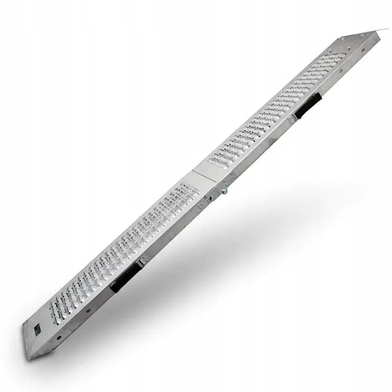 Stålrampe oppkjøringsrampe, sammenleggbar aluminium med perforert overflate, sett fra skrå vinkel.