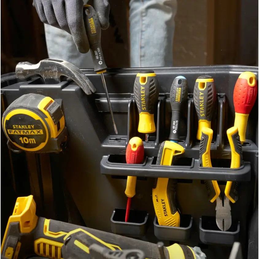 Stanley verktøykasse på hjul, oversiktsbilde av sortert håndverktøy i stativ med målebånd og hammer.