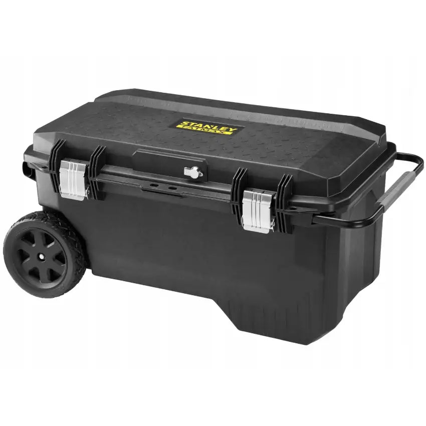 Stanley verktøykasse på hjul 113L, skrå forsidevisning med metallspenner, hjul og uttrekkbart håndtak.