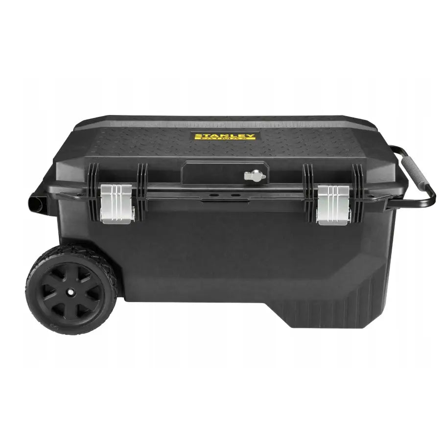 Stanley verktøykasse på hjul 113L, sidevisning med metallhåndtak, store hjul og sølvfargede låseklips.