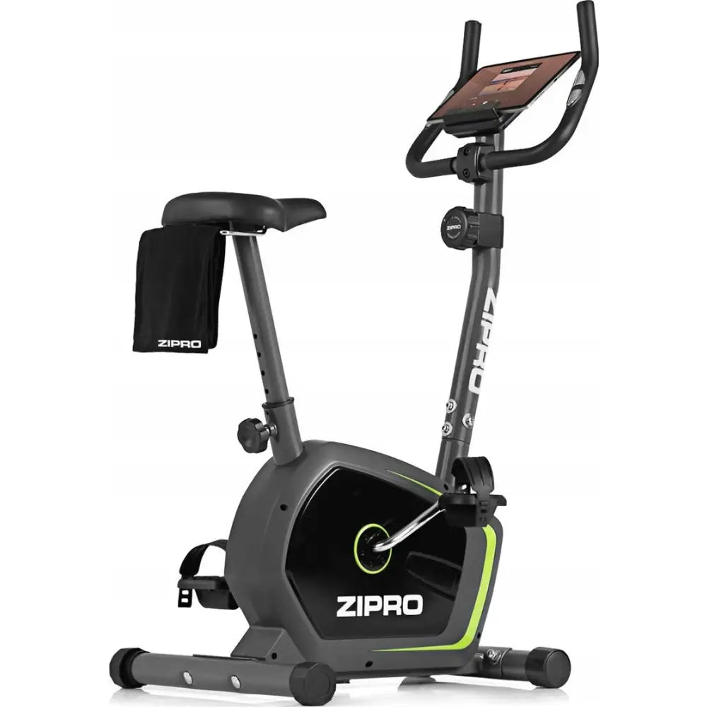 Ergometersykkel ZIPRO Drift, sidevisning med digital skjerm, grønne detaljer og håndkle festet bak setet.