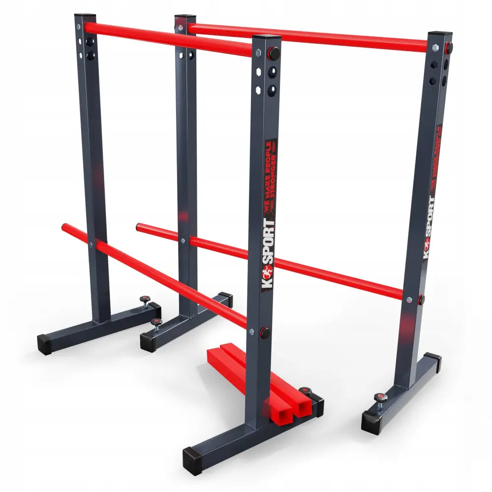 Stasjonære armstøtter for push-ups og dips, grå ramme med røde stenger, justerbar høyde og K-Sport-logo.