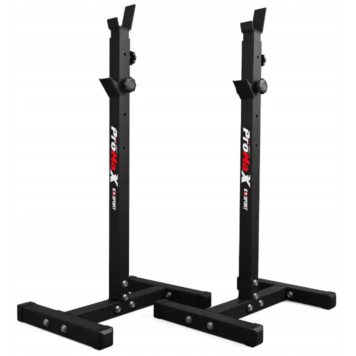 Stativ for vektstang, to sorte justerbare metallstativer med røde og hvite logoer, sett skrått mot hvit bakgrunn.