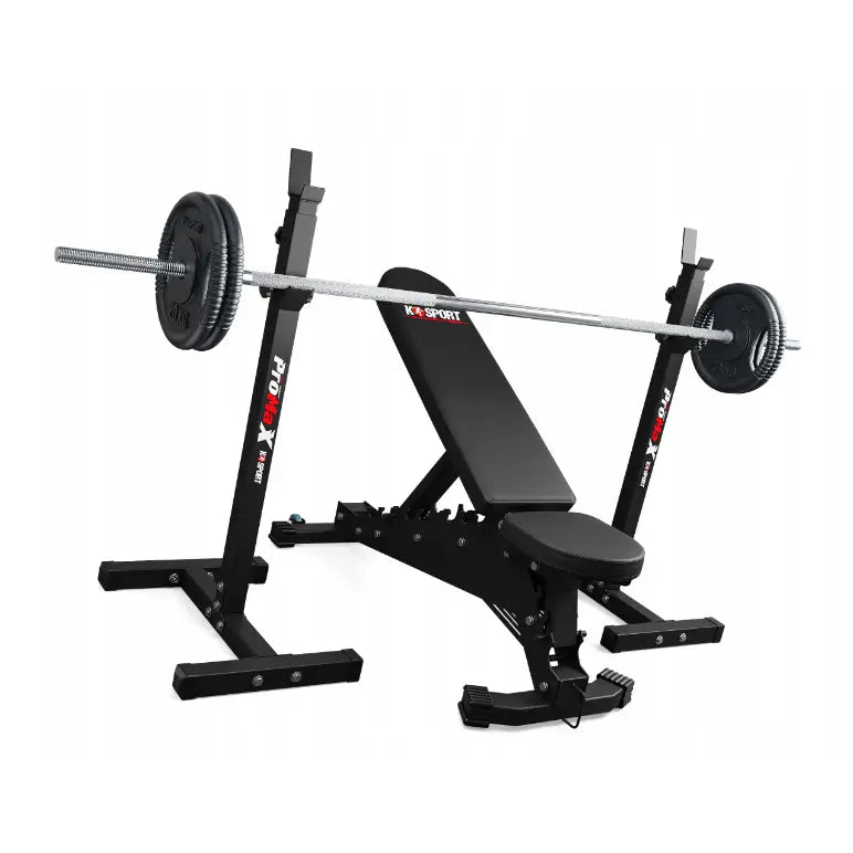 Stativ for vektstang, sett fra skrå vinkel med justerbar benk, vektstang og vektskiver på solid ramme.