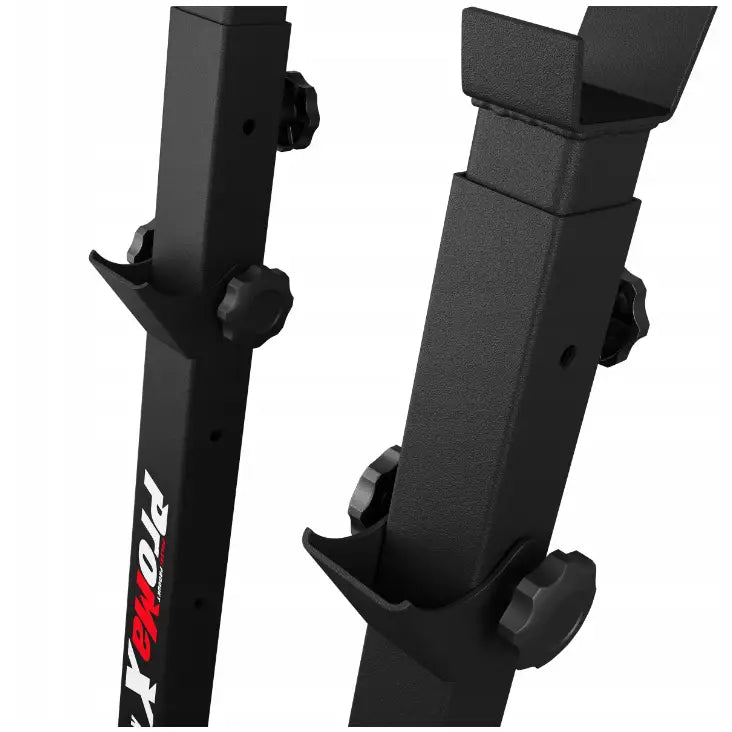 Stativ for vektstang, nærbilde av to svarte metallstolper med V-formede holdere og rød-hvit logo.
