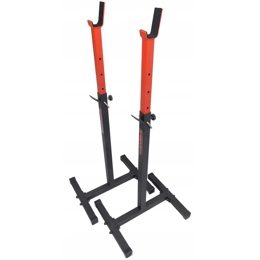 Stativ for vektstang, to metallstativ med sorte baser og røde, justerbare søyler sett skrått ovenfra.