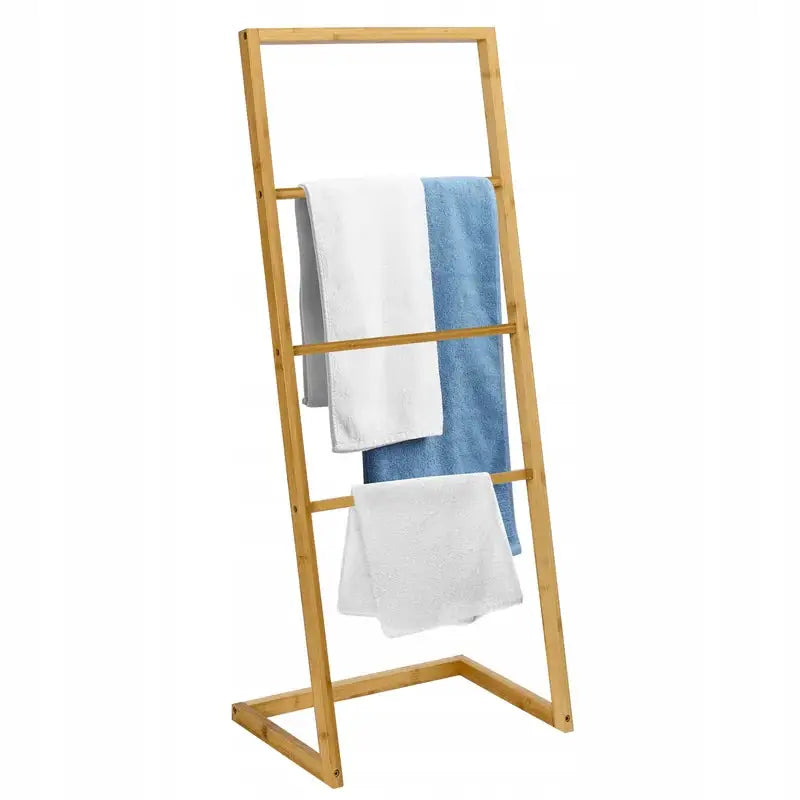 Stativ Henger Mekong Bambus med fire nivåer, lyst tre, tre håndklær i hvitt og blått henger på stativet.