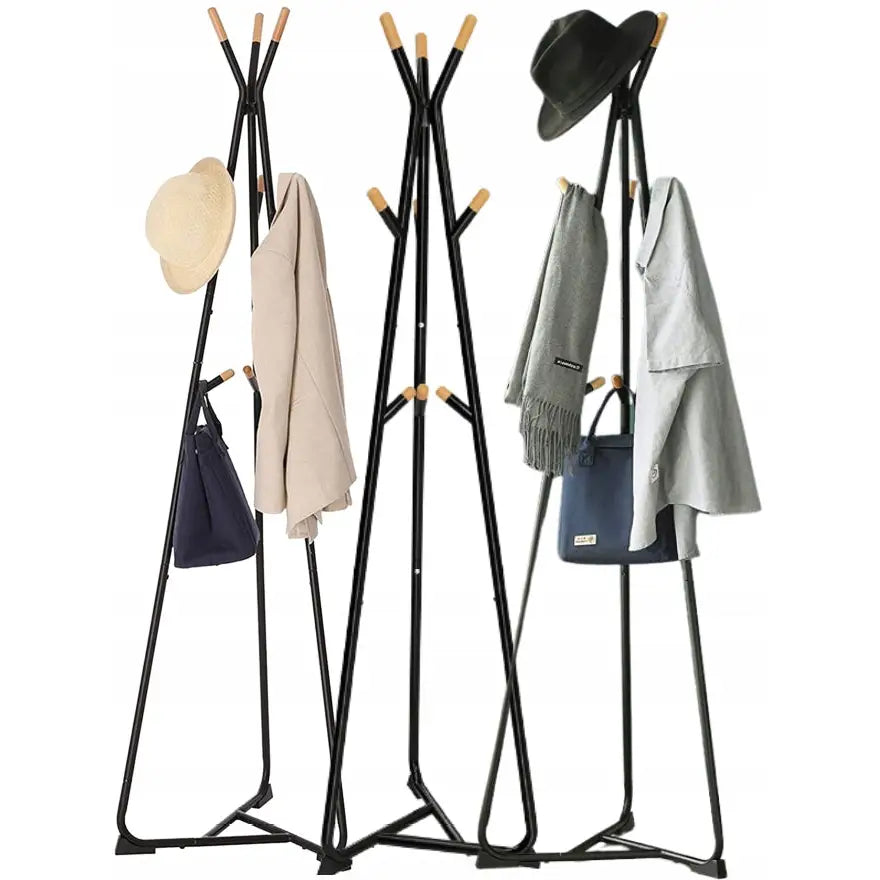 Stativ i loft-stil for klær og jakker, sort metall med tregrep, flere kroker med klær, vesker og hatt.