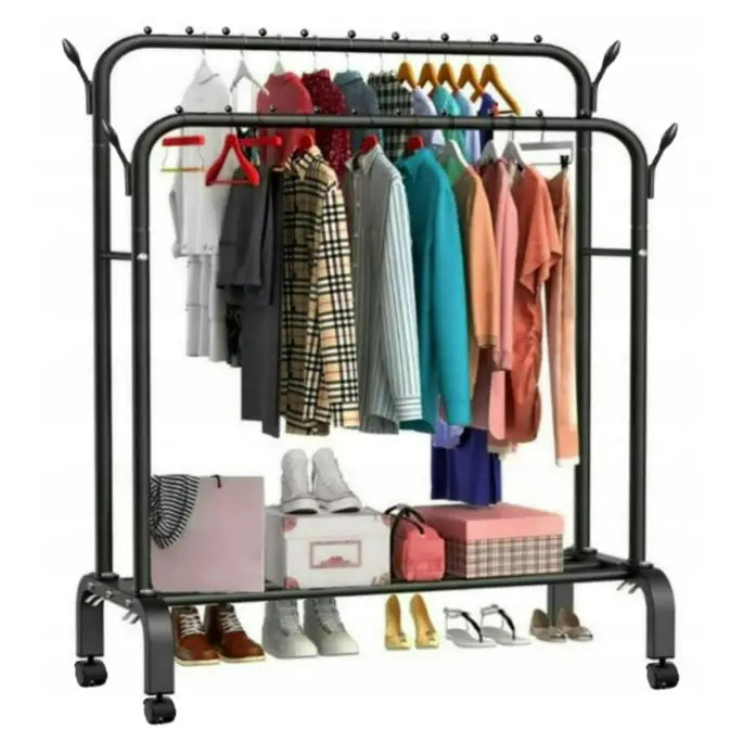 Stativ kleshenger i sort metall, frontbilde med klær på to stenger, sko og bokser på bunnhylle.