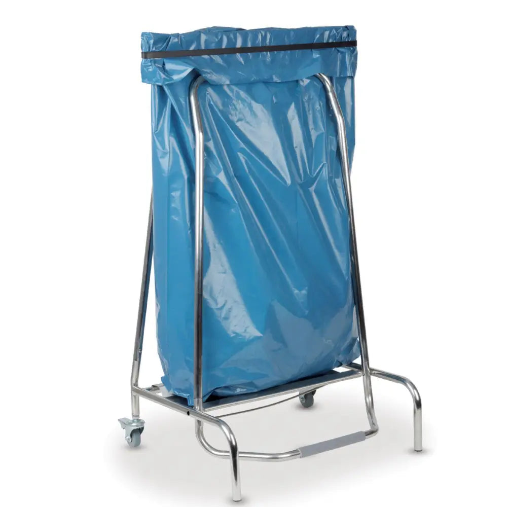 Stativramme for fotpedal søppelsekkholder, metall med hjul og synlig blå plastsekk, skrå frontvisning.