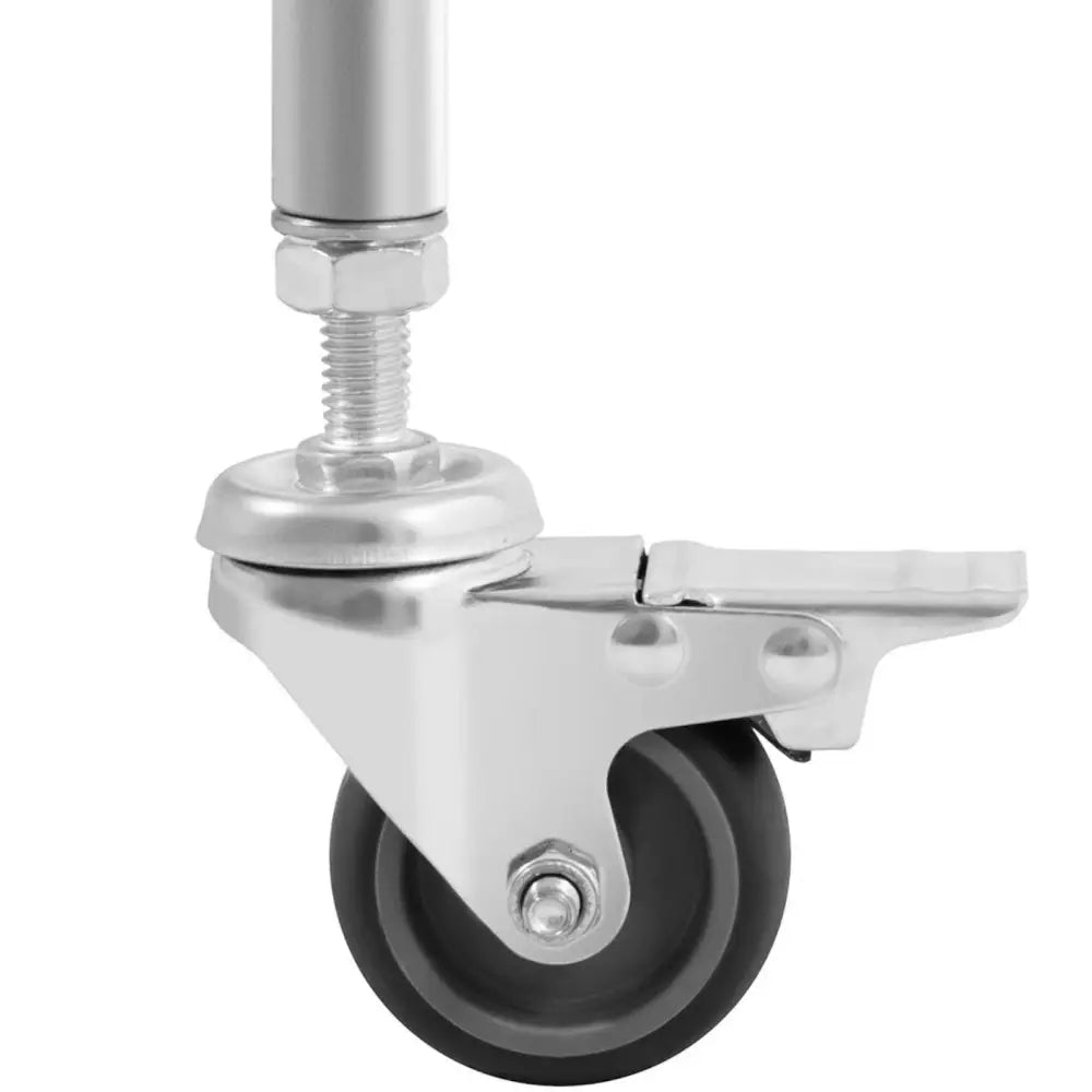 Metallhjul med sort gummidekke og bremse, sidevisning av hjulfeste til stativramme for søppelsekk.