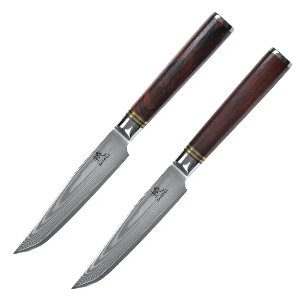 Steakkniver Shiori, to kniver med mørkebrunt trehåndtak og damaskusmønstret blad med japansk skrift ved skaftet.