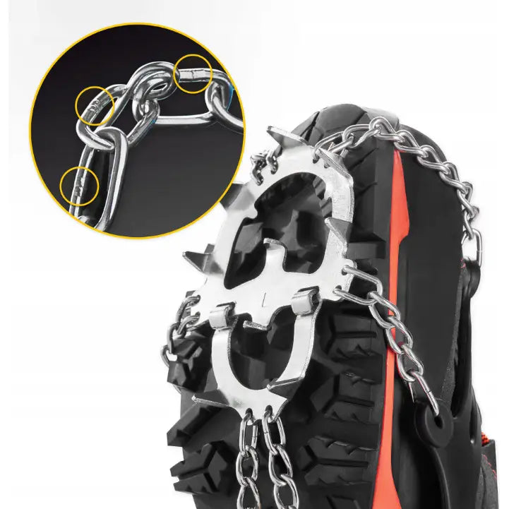 Stegjern med 13 tagger, nærbilde av sølvfargede lenkesammenføyninger festet til svart og oransje fjellsko.