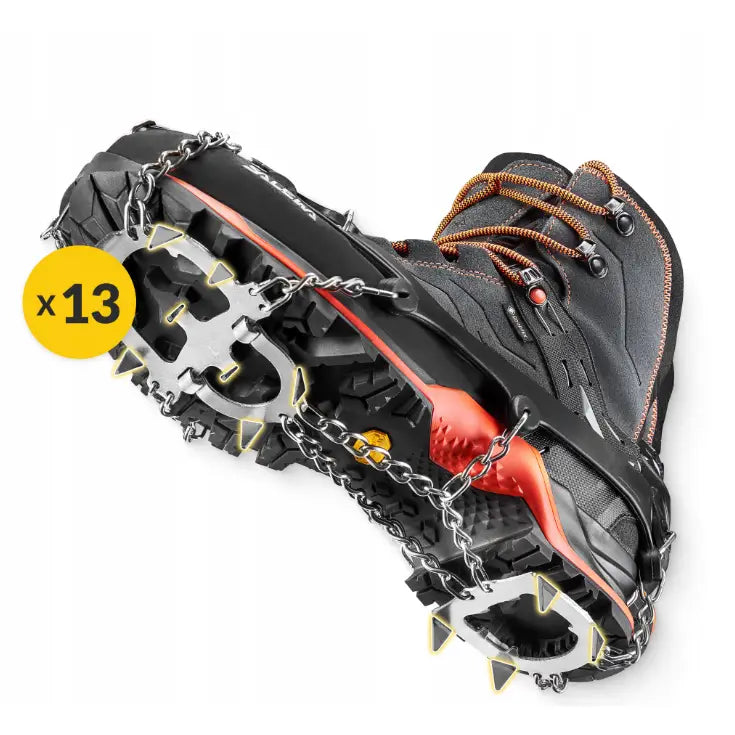 Stegjern med 13 tagger for fjellsko, side- og undersidevisning med stålpigger, kjetting og oransje detaljer.
