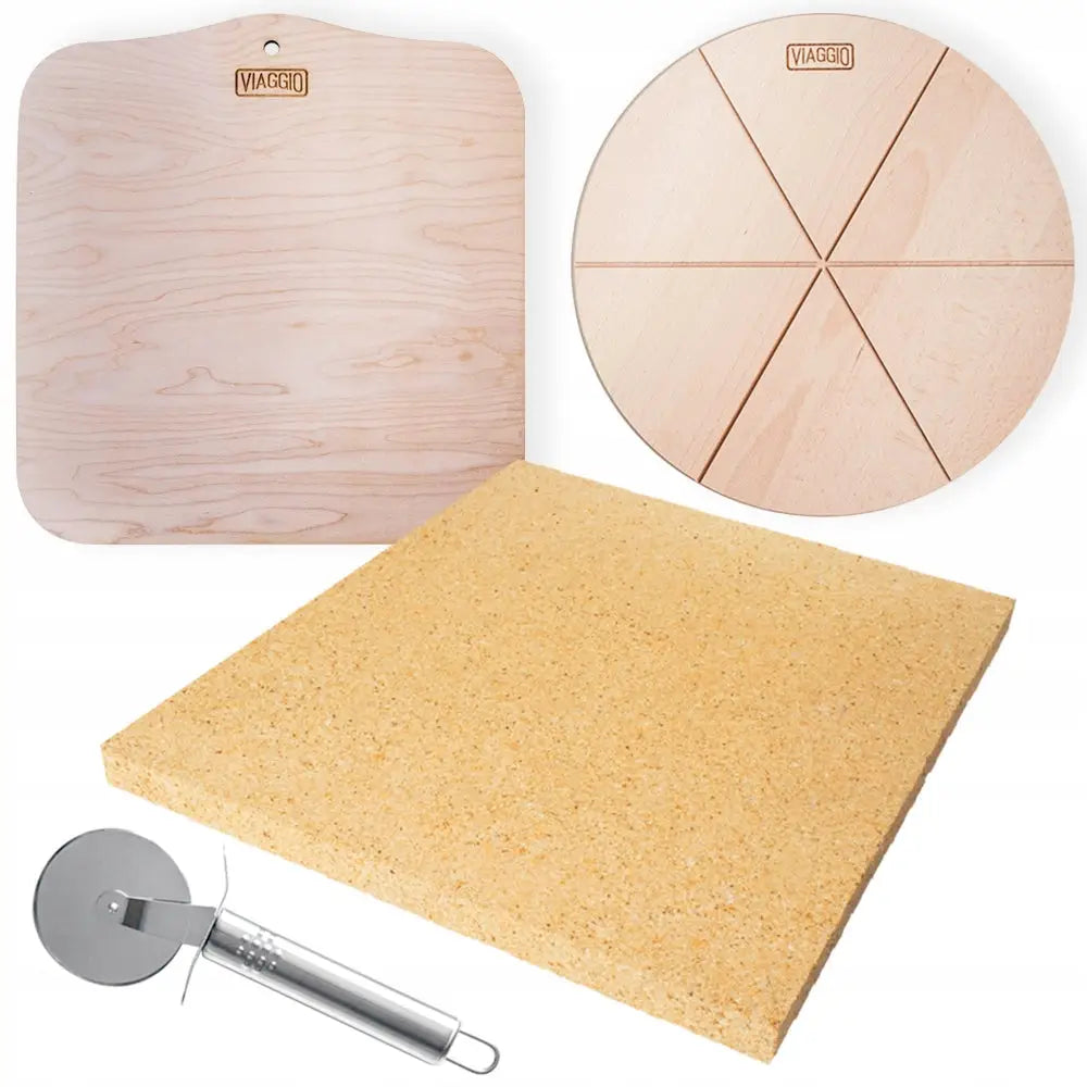 Pizzastein i lys skamol, trefjøl, seksjonsdelt pizzatallerken og pizzaskjærer i stål som sett.