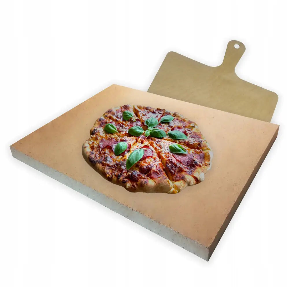 Pizzastein i lys keramikk med ferdigstekt pizza, skrått ovenfra, pizzaspatel i tre synlig bak.