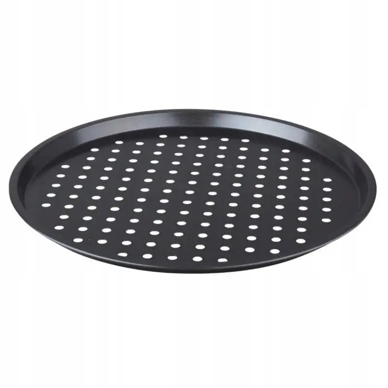 Stekebrett for pizza, rund svart metallplate med perforert overflate sett fra skrå vinkel.