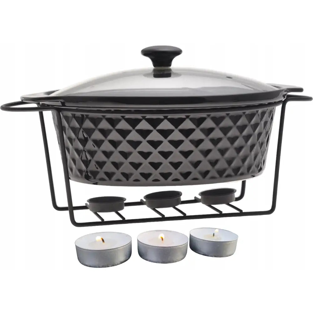 Stekeform Kamille 3,0 L med diamantmønster, glasslokk og varmeholder med tre telys foran stativet.