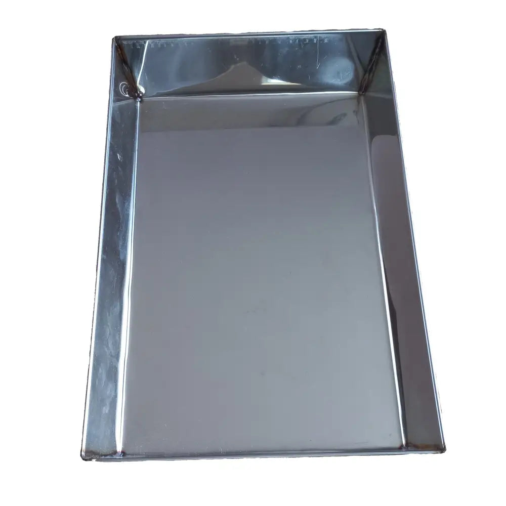 Stekeform i blankt metall, rektangulær med høye rette kanter, sett skrått ovenfra uten håndtak.