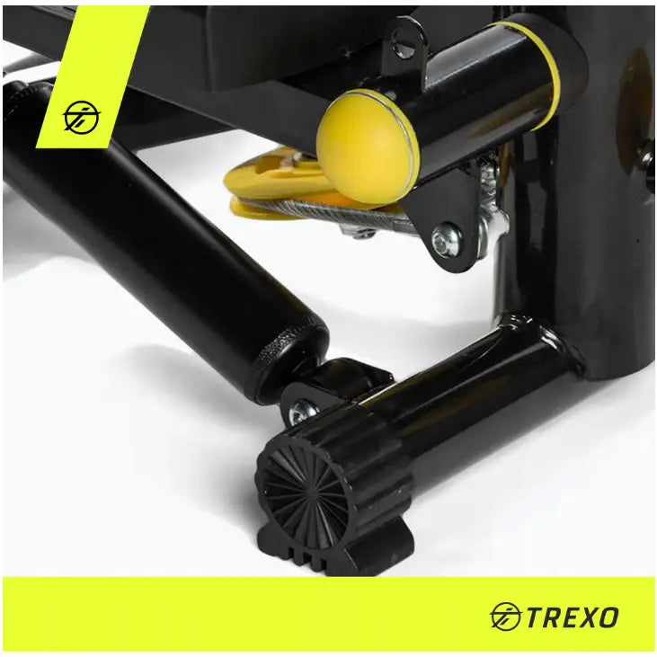 Stepper Fitness, detaljbilde av sort metallunderstell med gule detaljer, plastskrue og vaier fra siden.