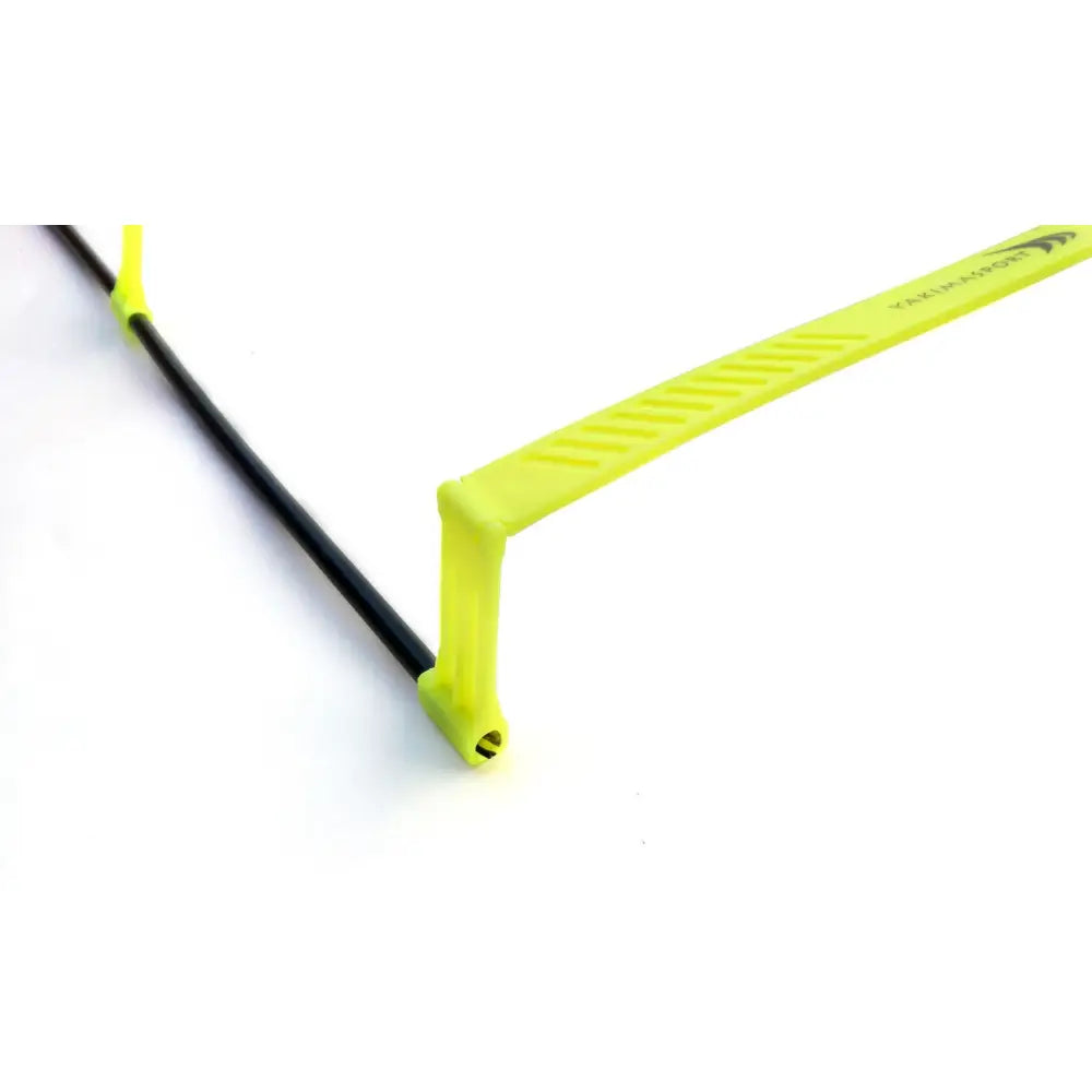 Stige, detaljert nærbilde av gul plasthendel med riller festet på sort stang, viser festeanordningen.