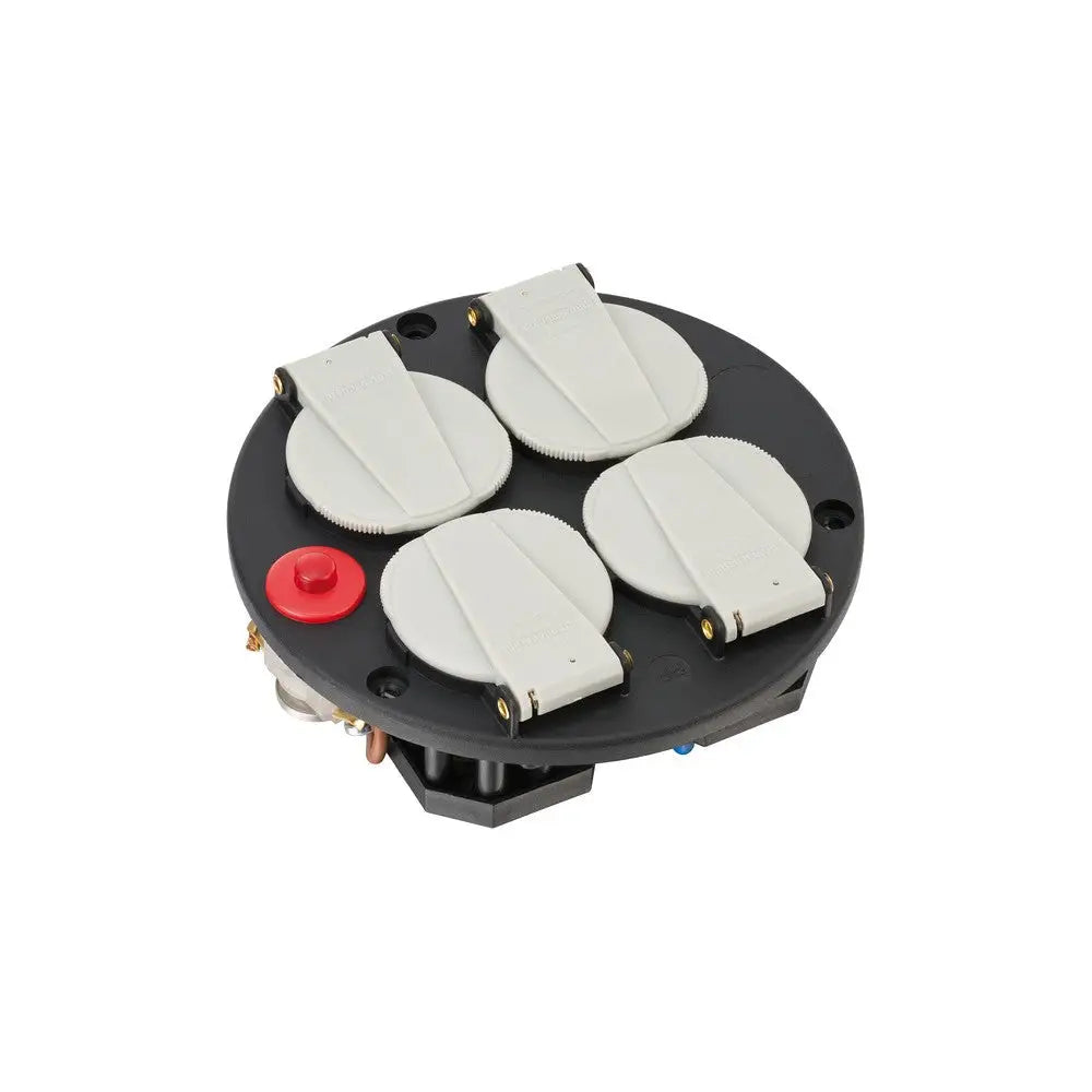 Stikkontakt med fire hvite uttak på rund svart base, rød knapp og messinghengsler, sett fra skrå toppvinkel.