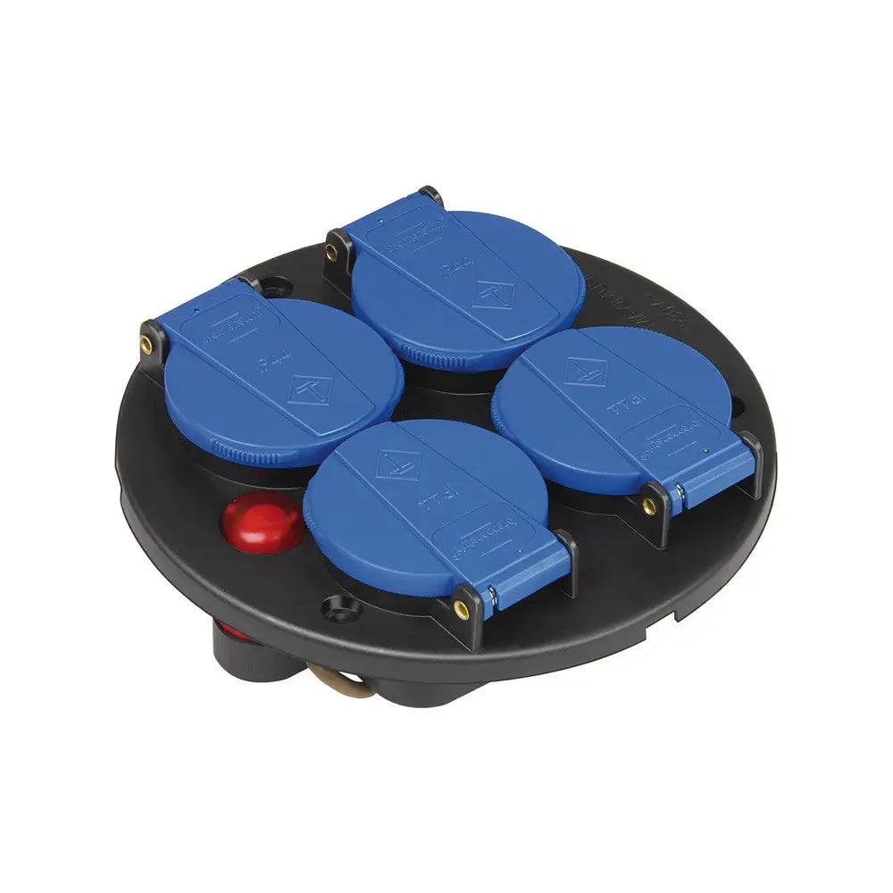 Stikkontakt med fire blå uttak, sort base og rød termisk beskyttelsesknapp, sett ovenfra.